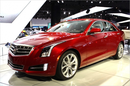 Cadillac ATS. Cadillac mazākais un lētākais modelis ir 4,64 m garš un tiks piedāvāts ar aizmugurējo vai visu riteņu piedziņu. ASV tirgū tas dosies ar 3,6 litru 322 ZS V6, savukārt Eiropai paredzēts 2 litru 273 ZS turbo agregāts. Transmisiju izvēlē – sešu pakāpju mehāniskā vai automātiskā pārnesumkārba.