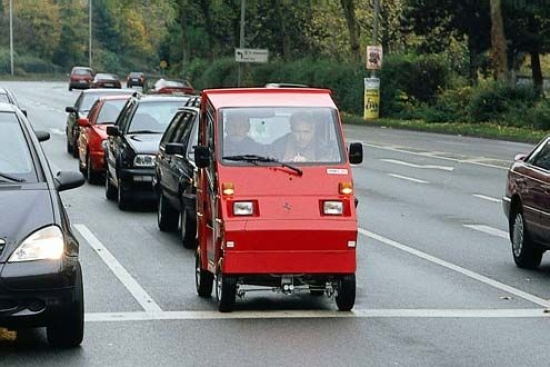 4.vieta – pārāk lēna kustība – 53% zaudē pacietību tad, ja satiksmes kustību bremzē kāds pārāk piesardzīgs autobraucējs. Arī šajā gadījumā paredzēts naudas sods – ja kāds no satiksmes dalībniekiem traucē pārējiem, bez iemesla braucot uz pusi lēnāk nekā attiecīgajā posmā atļauts, vainīgo var sodīt ar 20 eiro naudas sodu.