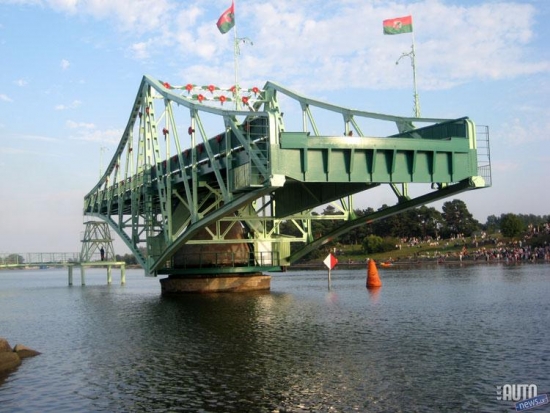Liepājnieki tagad varēs pārvietoties nevis pa „zelta” bet gan „briljanta un platīna” tiltu. 
Salīdzinot Dienvidu un Karostas tiltu būvizmaksas, iznāk, ka Rīgas „zelta tilta” kvadrātmetra būvniecība izmaksāja 1184 latu, bet Karostas – 2904 latus. Tas nozīmē, ka Karostas tilta kvadrātmetrs ir par 1720 latiem dārgāks nekā Dienvidu tilta analoģiska platība. 
Būvdarbu ģenerāluzņēmēja SIA „Rīgas tilti” tehniskais direktors Guntis Briedis teic, ka izmaksas tik dārgas ir tāpēc, ka tilta metāla konstrukcijas ir gan sarežģītas, gan dārgas. 