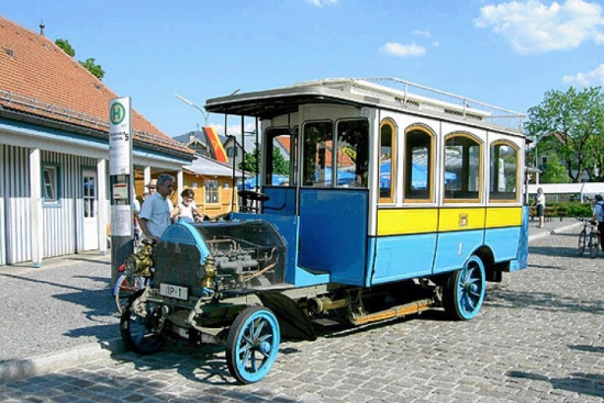 1905.gada Daimler-Postbus bija aprīkots ar četrcilindru 5,3 litru 28 ZS dzinēju, kas varēja sasniegt 18 km/h.