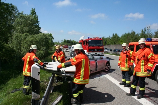 Lai izdabūtu pasažierus no sadauzītās automašīnas, glābējiem nācās nozāģēt Subaru jumtu