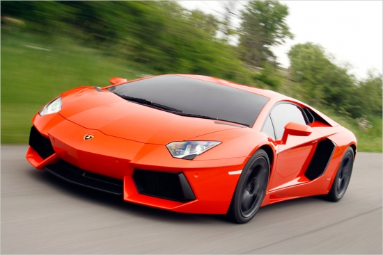 
Lamborghini Aventador
V12- benzīna motors
6.498 ccm
700 ZS
Automatizētā septiņu pakāpju manuālā pārnesumkārba
Pilnpiedziņa
Vidējais degvielas patēriņš:17,2 litri/100 km
Paātrinājums 0-100 km/h: 2,9 sekundes
Maksimālais ātrums: 350 km/h
303.450 eiro