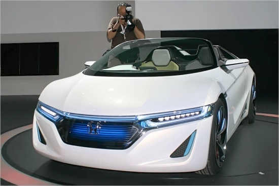 Honda EV-STER – vēl viens konceptautomobilis, ko vada ar džoistika svirām. Elegantajam sportkāram ir 80 zirgspēku elektromotors un aizmugurējo riteņu piedziņa. 