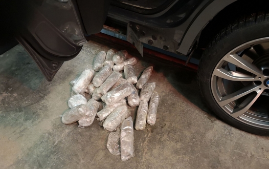 Padziļinātas  pārbaudes laikā lietuviešu muitnieki uzgāja „BMW” X6 sliekšņos paslēpto narkotiku kontrabandu-  3.7 kg kokaīna un 25 kg marihuānas.  