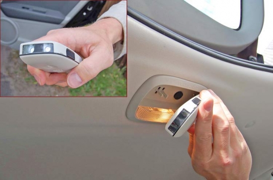 Uzlādējams kabatas lukturītis, kas paslēpts bagāžnieka jumtā pie lampiņas, ko var viegli izņemt, ērti lietot un viegli ielikt atpakaļ.