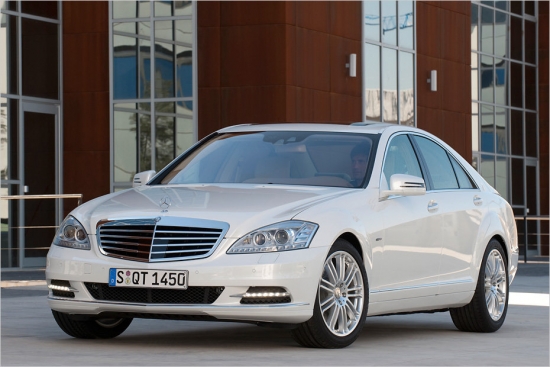 Mercedes S 400 Hybrid veidots uz modeļa S350 bāzes. Tā pamatā ir V6 benzīna dzinējs, kas sadarbojas ar 15 kilovatu (20 ZS) elektromotoru un palīdz reducēt degvielas patēriņu līdz 7,9 l/100 km. S400 Hybrid nopērkams par 86 811 eiro, bet tā benzīna analogs - modelis S350 iegūstams jau par 78 719 eiro.


