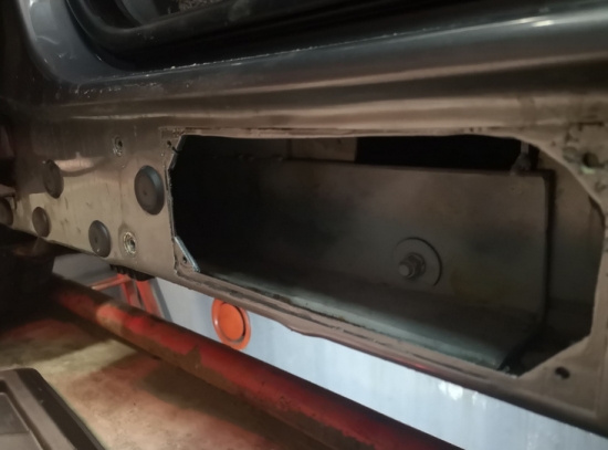 Padziļinātas  pārbaudes laikā lietuviešu muitnieki uzgāja „BMW” X6 sliekšņos paslēpto narkotiku kontrabandu-  3.7 kg kokaīna un 25 kg marihuānas.  