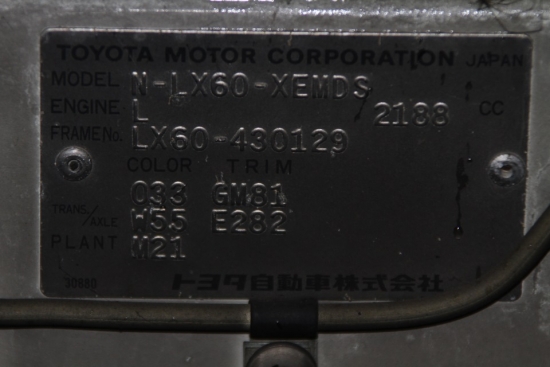 plāksnīte motortelpā ar tehniskajiem datiem
