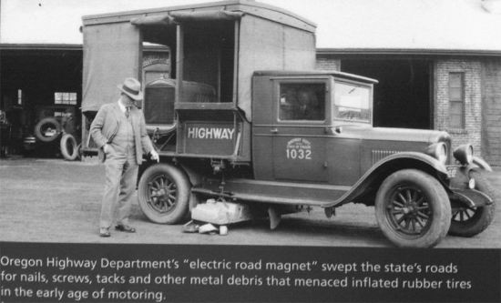 Diezin vai kādam izdosies uzminēt, kam paredzēts šis XX gadsimta sākumā ražotais kravas automobilis, kas strādājis Oregonas ceļu uzturēšanas dienestā. Skaidrība rodas, kad izlasām tekstu fotogrāfijas apakšā – elektriskais ceļa magnēts jeb automobilis, kas rūpējās par ceļa attīrīšanu no metāla priekšmetiem.