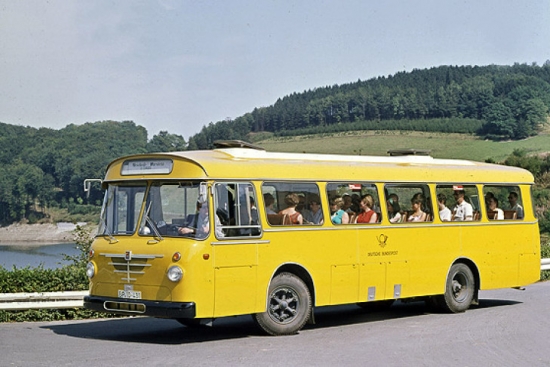 1964.gada Büssing Senator 11 bija aprīkots ar 7,4 litru sešu cilindru 150 ZS motoru. Raksturīga pazīme – virsbūves balsti, kas atbilstoši tā laika modei sagāzti uz priekšu.
