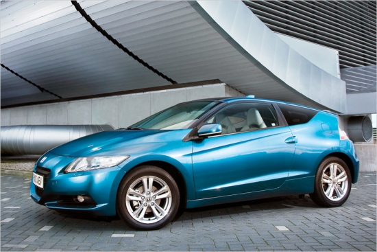 Honda CR-Z 1.5 IMA. Sportiskās kupejas 1,5 litru 114 ZS atbalsta 10 kilovatu elektromotors, kā rezultātā degvielas patēriņš ir 5 litri uz 100 km. Honda CR-Z 1.5 IMA var sasniegt 200 km/h maksimālo ātrumu, bet sprinta distance tai pakļaujas pēc 9,9 sekundēm. Trīsdurvju kupejas cena sākas no 21 990 eiro.

