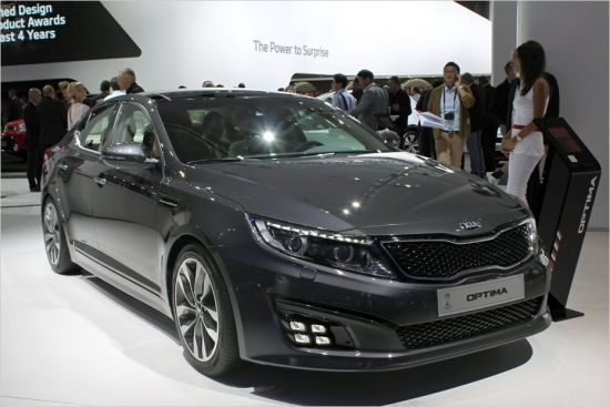 Kia Optima Facelift.
Modernizēts arī vidējās klases sedans Optima, kam mainīts priekšējās daļas dizains, savukārt aprīkojums uzlabots ar aklās zonas kontroles palīgsistēmu un jaunu multimediju sistēmu, kas komplektēta ar 8 collu skārienjutīgu ekrānu un navigāciju. Motori palikuši tie paši, taču uzlabota trokšņu izolācija.
