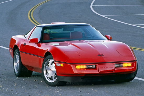 Attēlā 1992.gada ZR-1, kas atkarībā no modifikācijas attīstīja līdz pat 400 ZS jaudu. Aizmugurē montēja 315 izmēra riepas