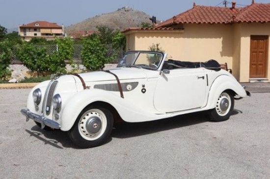 1937.gada EMW 327 Convertible – saimnieks šo retro kabrioletu pārdod kopā ar otru kolekcijas auto. Abi garāžā nostāvējuši pēdējos 37 gadus. Cena par abiem – 110 000 eiro.