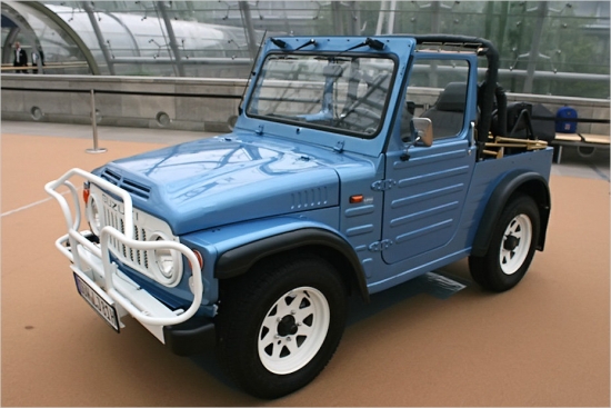 Suzuki LJ 80 (1981)
Mazais LJ80 no astoņdesmito gadu sākuma, pieskaitāms pie Suzuki kompānijas veiksmēm Vācijas tirgū. Toreiz automašīnas cena bija 12 600 doičmarkas un tieša konkurenta mazajam apvidniekam nemaz nebija. 

