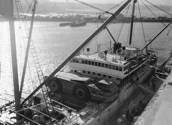 1939.gada 15.novembris. North Star pamet Bostou un dodas ceļā uz Antarktīdu, Neraugoties uz to, ka Snow Cruiser aizmugures daļa ir atvienota, gabarīti pārsniedz kuģa klāja platumu. 