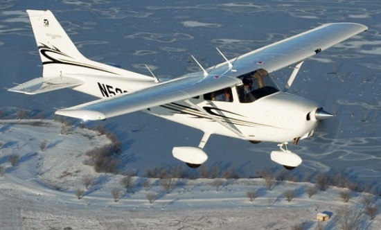 -Cessna 172 lidmašīna. Lidošana ir dārgs prieks – viens litrs AvGas 100 LL aviobenzīna tiek tirgots par 2,25 eiro litrā. Lai uzpildītu kompaktā lidaparāta 212 litru tvertni vajadzēs 477 eiro.