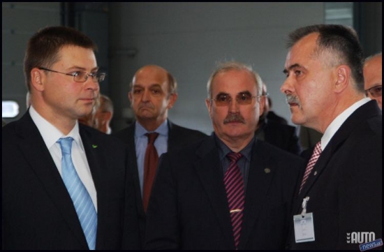 Ministru prezidents Valdis Dombrovskis, Nīderlades vēstnieks Latvijā Juriāns Krāks, Jelgavas mērs Andris Rāviņš, A/S "AMO plant" ražošanas vadītājs Juris Ričiks.