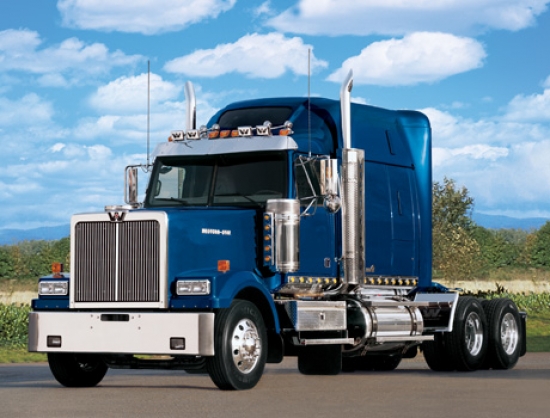 Western Star 4900EX – vēl viens hroma nezvērs. Daimler koncernā ietilpstošais Western Star ir ceļā ar 15,2 litru 633 ZS rindas sešinieku. 