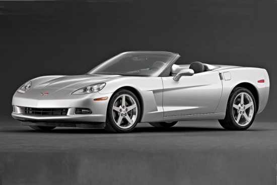 Ar C6 Corvette atvadījās no nolokāmajiem priekšējiem lukturiem, kas kopš otrās paaudzes kalpoja par modeļa firmas zīmi. Jaunais 6 litru V8 tagad attīstīja 400 ZS, bet vēlāk klajā tika laista arī Z06 modifikācija ar vareno 7 litru 505 ZS agregātu