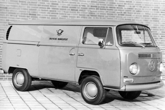 VW Transporter T2 bija ideāls transports sūtījumu izvadāšanai. Tam bija bīdāmas sānu durvis, stūre labajā pusē un pagriežams vadītāja sēdeklis. No 1968.gada pasts sāka izmantot arī modeli ar augsto jumtu.
