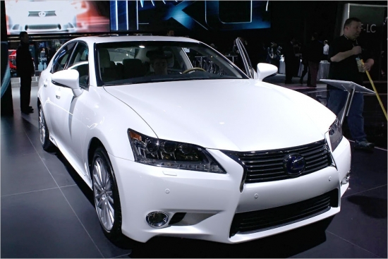 Lexus GS 450h. Jaunā GS450h hibrīdsistēmas kopējā jauda ir 343 ZS, kas ir pietiekami, lai līdz simtam paātrinātos 5,9 sekundēs un sasniegtu elektronikas maksimāli atļautos 250 km/h. Videi draudzīgā Lexus degvielas patēriņš būs 5,9 litri uz 100 km, bet CO2 izmešu daudzums ir 137 grami uz 1 km.