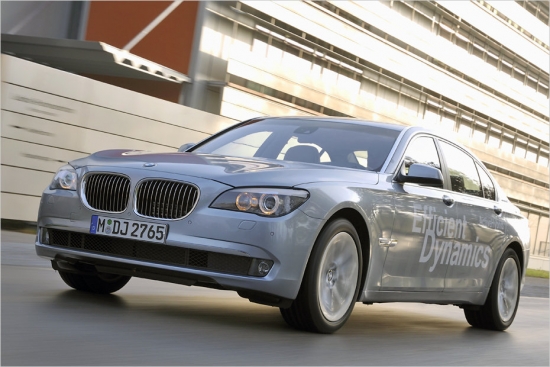 BMW ActiveHybrid 7. Hibrīdmodifikācija ir arī BMW 7.sērijas modelim – par zaļāku vidi rūpējas 4,4 litru V8 (450 ZS) un 15 kilovatu elektromotors ar kopējo jaudu 465 ZS un griezes momentu 700 Nm. Tas ir par 60 ZS vairāk nekā donoram – modelim 750i. 100 km/h BMW ActiveHybrid 7 100 km/h sasniedz 4,9 sekundēs, bet tā degvielas patēriņš ir 9,4 litri. Hibrīdmodelis maksā - 105 900€, BMW 750i – 91 900€.