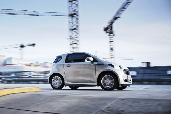 Pārāk dārgi prasīja. Pirms divarpus gadiem Aston Martin pieteica modeli Cygnet – kompānija cerēja, ka uz Toyota iQ bāzes radītais mazauto, kas greznots ar Aston Martin radiatora režģi un dažām citām britu markai raksturīgām detaļām, iepatiksies klientiem un kļūs par otro automobili viņu autoparkā. Diemžēl, britu prasīto cenu (3x vairāk par iQ) klienti nevēlējās maksāt un 2013.gada rudenī projekts klusām un bez trokšņa „mira dabīgā nāvē.”