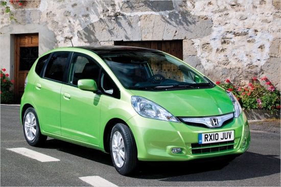 Honda Jazz 1.4 Hybrid izmantots 1,3 litru benzīna dzinējs un neliels 14 ZS elektromotors. Pirmais no tiem attīsta 88 ZS, bet otrs – 14 ZS jaudu, kas ir pietiekami, lai 100 km/h sasniegtu 12,6 sekunžu laikā un kas vēl svarīgāk – iegrožotu degvielas patēriņu līdz 4,5 l/100 km. Hibrīdautomašīnas cena bāzes versijā ir 18 900 eiro. Salīdzinājumam – parastā Honda Jazz 1.4 CVT Comfort ar 100 ZS motoru maksā 18 200 eiro.

