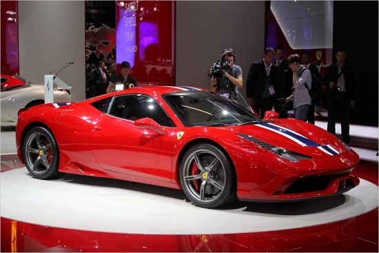 Ferrari 458 Speciale
Ferrari 458 Speciale veidots uz 458 Italia bāzes, taču atšķiras no tā ar speciāliem, kustīgiem aerodinamikas elementiem priekšpusē un aizmugurē. Arī dzinējs tagad attīsta par 35 Zs vairāk, sasniedzot 605 Zs, kas ir pietiekami, lai 100 km/h padotos pēc 3,0 sekundēm, bet 200 km/h – pēc 9,1 sekundēm. Sportkāra cena – vairāk nekā 200 000 eiro.