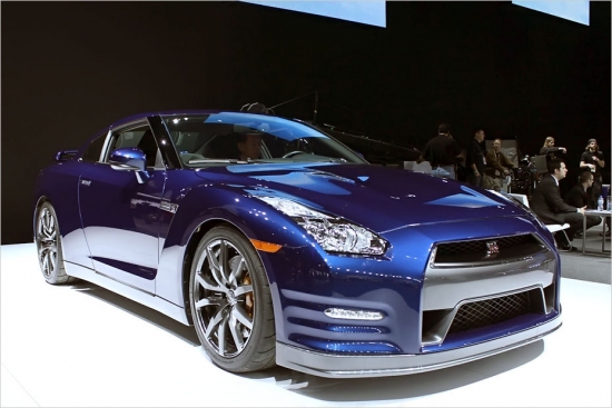 Nissan GT-R. Zirgspēku pievienošanas maratons turpinās – šī modeļa rīcībā nodoti jau 550 (agrāk 530 ZS). Japānā 550 ZS GT-R nopērkams jau no novembra un arī Eiropā tas ar visiem saviem 550 zirgiem tas ieauļos kuru katru brīdi.
