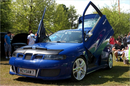 Arī šis Seat lepojas ar Lambo tipa durvīm