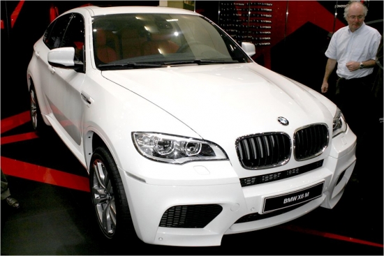 
BMW X6 pēc modernizācijas ieguvis salīdzinoši nelielas izmaiņas izskatā, kā arī uzlabojumus komplektācijā, piemēram, biksenona lukturu vietā tagad var pasūtīt adaptīvos gaismas diožu starmešus. X6 topmodelis arī tagad būs 555 ZS X6M (attēlā).