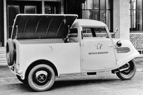 Tempo Hanseat (1953).Trīsriteņu automobilis bija aprīkots ar divtaktu 15 ZS divcilindru motoriņu, kas stiprinājās tieši pie priekšējā riteņa. Lai mainītu virzienu, vadītājam bija jāgroza stūre kopā ar priekšējo ratu un visu motoru.