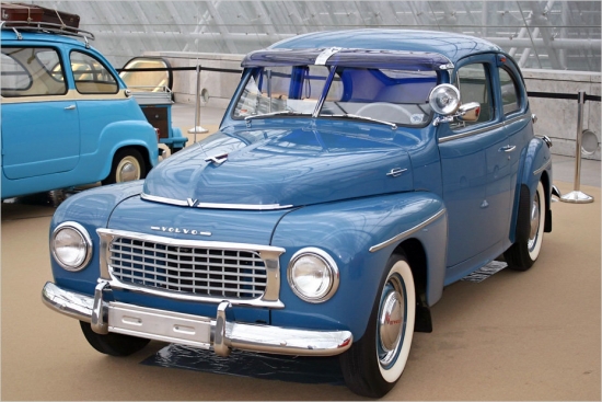 Volvo PV444 KS (1956)
PV444 apstiprina Volvo labo reputāciju. Eksemplārs, kas ražots 1956.gadā (pirms 56 gadiem) vēl ne reizi nav restaurēts. „444” nozīmē: 4 cilindri, 40 zirgspēki un 4 sēdvietas. 
Range Rover (1979)