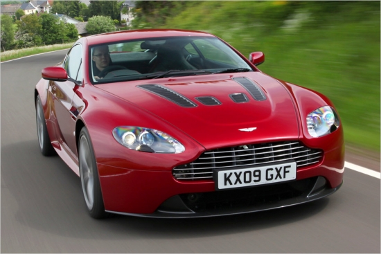 Aston Martin V12 Vantage
V12-benzīna motors
5.935 ccm
517 ZS
Sešpakāpju manuālā pārnesumkārba
Aizmugurējo riteņu piedziņa
Vidējais degvielas patēriņš: 16,4 litri/100 km
Paātrinājums 0-100 km/h: 4,2 sekundes
Maksimālais ātrums: 305 km/h
172.890 eiro