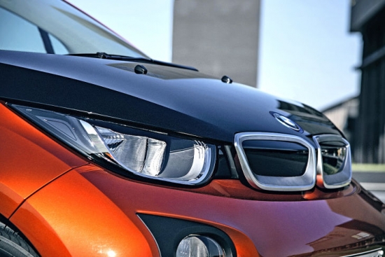 Pēc izskata i3 nav tipisks BMW – tas ir augsts, šaurs un par piederību minheniešiem atgādina vien raksturīgais divdaļīgais radiatora režģis, kas šajā gadījumā ir pilnībā noslēgts.
