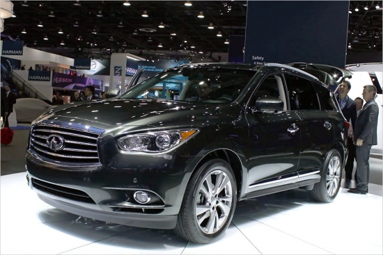 Infiniti JX. ASV dīleru salonos tas nonāks jau šopavasar. Zem JX motora pārsega atrodas 3,6 litru V6 benzīna agregāts, kas producē 269 ZS jaudu un 336 Nm griezes momentu, ko paredzēts komplektēt vienīgi ar CVT transmisiju. Ražotāja norādītais degvielas patēriņš – 8,1 l/100 km.
