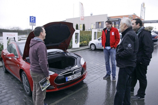 Mūs sagaida abi stacijas īpašnieki Kajs Nekolni un Daniels Rušeinskis, kas personīgi sveic ikvienu Tesla īpašnieku, kas iegriežas pie viņiem – septiņu dienu laikā, kopš stacija atvērta, mēs esam desmitie.Pēc 45 minūtēm un bezmaksas kafijas, dodamies tālāk.