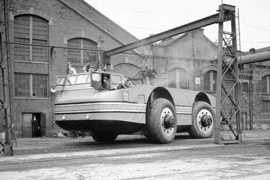 Čikāgas iedzīvotāji pirmoreiz ierauga milzīgo Snow Cruiser, kad tas pamet ražošanas cehu 1939.gada 24.oktobrī.