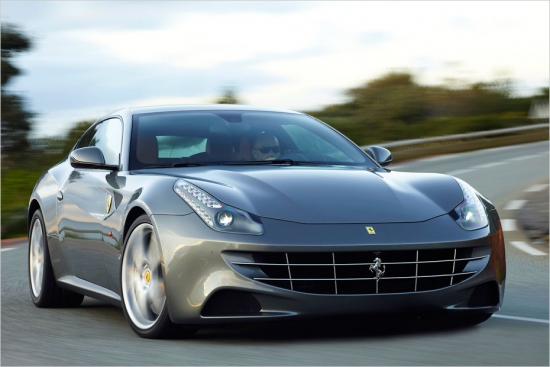 Ferrari FF
V12- benzīna motors
6.262 ccm
660 ZS
Septiņu pakāpju dubultā sajūga kārba
Pilnpiedziņa
Vidējais degvielas patēriņš:15,4 litri/100 km
Paātrinājums 0-100 km/h: 3,7 sekundes
Maksimālais ātrums: 335 km/h
258.200 eiro