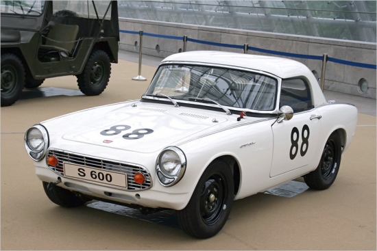 Honda S600 (1964)
Ar Honda S600 sākās japāņu ražotāju invāzija Eiropā. Pirmie 50 S600 eksemplāri Hamburgas ostā ienāca 195.gada 26.augustā. Gan automašīnas apmēri, gan darba tilpums bija niecīgi, ko nevar teikt par jaudu – 67 ZS pie 7570 apgr/min un rezultātā 160 km/h.