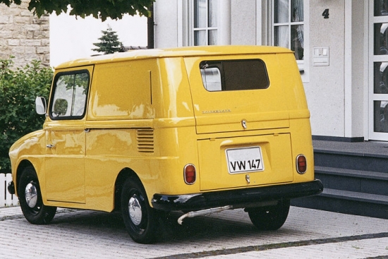 Lai saglabātu iespējami zemas izmaksas, VW izmantoja asis, kārbu un 25 ZS boksermotoru no Kafer, šasiju no Karmann Ghia un daudzas citas detaļas no T1 un 1500