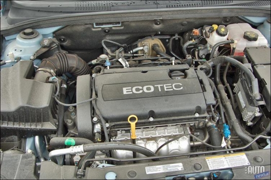 Chevrolet Cruze ar 1,8 l benzīna dzinēju un jaunu automātisko sešpakāpju pārnesumkārbu. Brauciens atklāja Cruze vājo vietu, un tā ir automātiskā pārnesumkārba - sešpakāpju "automāts" pārtur pārejas uz nākamo robu un kā negudrs griež motoru...