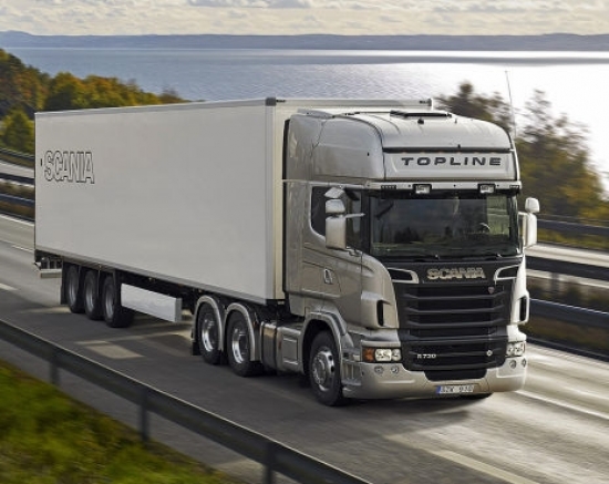 Scania R730 – lūk, arī King of the Road. Volkswagen sastāvā ietilpstošā zviedru kompānija savu topmodeli aprīkojusi ar 730 ZS jaudīgu V8. 16,4 litru motors attīsta 3500 Nm griezes momentu un ir katra tālbraucēja sapnis.