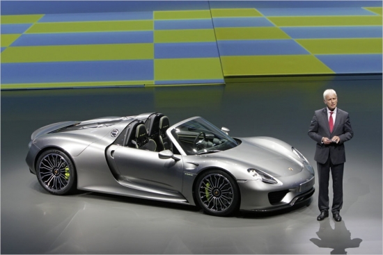 Porsche 918 Spyder.
Vēl sarežģītāka tehnika iebūvēta Porsche 918 Spyder hibrīda superauto, kas tiks izgatavots ierobežotā, 918 eksemplāru lielā sērijā. Fantastiski dārgais (Vācijā-768 028 eiro) Porsche sportkārs aprīkots ar 4,6 litru V8 benzīna motoru (608 ZS) un diviem elektromotoriem. 95 kW (129 ZS) motors griež priekšējos riteņus, bet aizmugures riteņiem palīdz 115 kW (156 ZS) elektromotors. 100 km/h hibrīdauto sasniedz 2,8 sekundēs un 30 km var nobraukt elektriskā režīmā. 