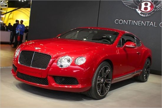 Bentley Continental GT V8. Detroitas izstādē Bentley demonstrē Continental GT V8. Jaunā modifikācija aprīkota ar 4 litru Twin turbo V8 agregātu, kas attīsta 500 Zs jaudu un 481 Nm griezes momentu. Šādi komplektēts Bentley 100 km/h var sasniegt 4,6 sekundēs, savukārt maksimālais ātrums būs 300 km/h.