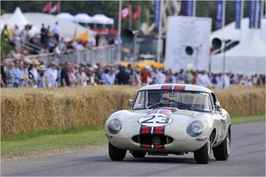 Vēsturiskais Jaguar E-Type darbībā