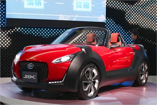 3,40 m garais Daihatsu D-X izskatās kā saīsināta Mazda MX-5. Tāpat kā pieminētais Mazda rodsters, arī Daihatsu ražojums ir divvietīgs, savukārt piedziņu nodrošina 660 kubikcentimetru benzīna motors.