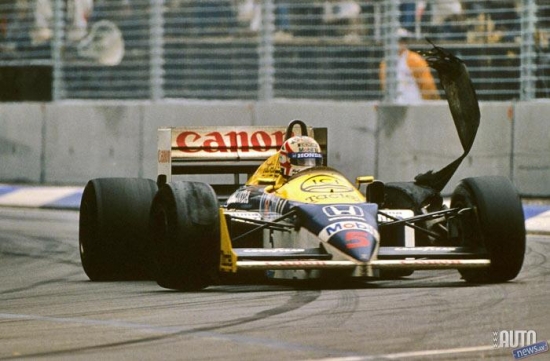 1986.gads, Austrālija- finiša taisnē pilnā ātrumā viņa „Williams” mašīnai eksplodēja kreisā aizmugurējā riepa. Gumijas lidoja pa gaisu, dzirksteles šķīda, mašīna sāka mežonīgi mētāties no vienas trases malas uz otru, taču Manselam ar pārcilvēciskām pūlēm izdevās to savaldīt un noparkot veselu trases malā. Līdz kārotajam titulam pietrūka tikai 72 kilometru. 